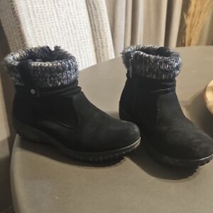 Khombu Black Suede Ankle Boots with Gray Knit Cuff